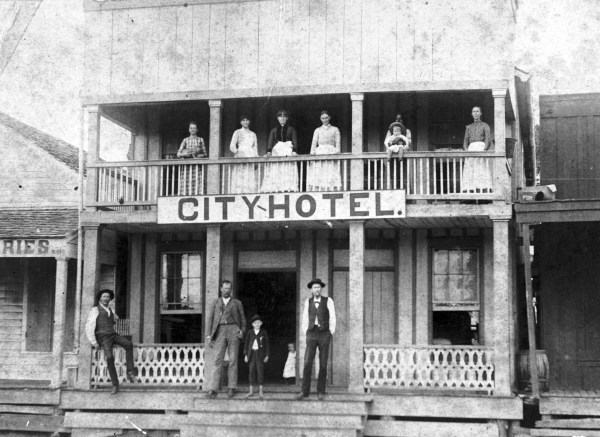 Mrs. M. E. Reed’s City Hotel on North Street, across the street from the Houston and Central Texas Railroad, Elgin, 1880s. (General Photograph Collection, MS 362: 096-1268, courtesy of Elgin Historical Association ) 
